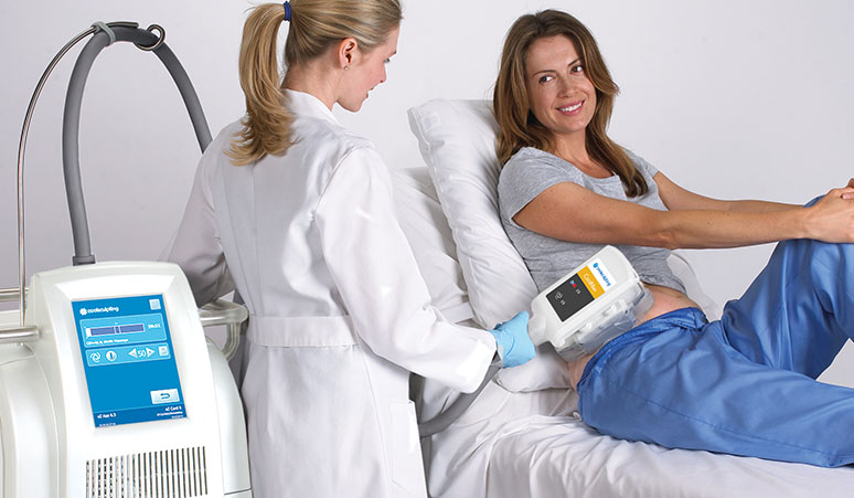 Mise en place applicateur pendant une séance de Coolsculpting